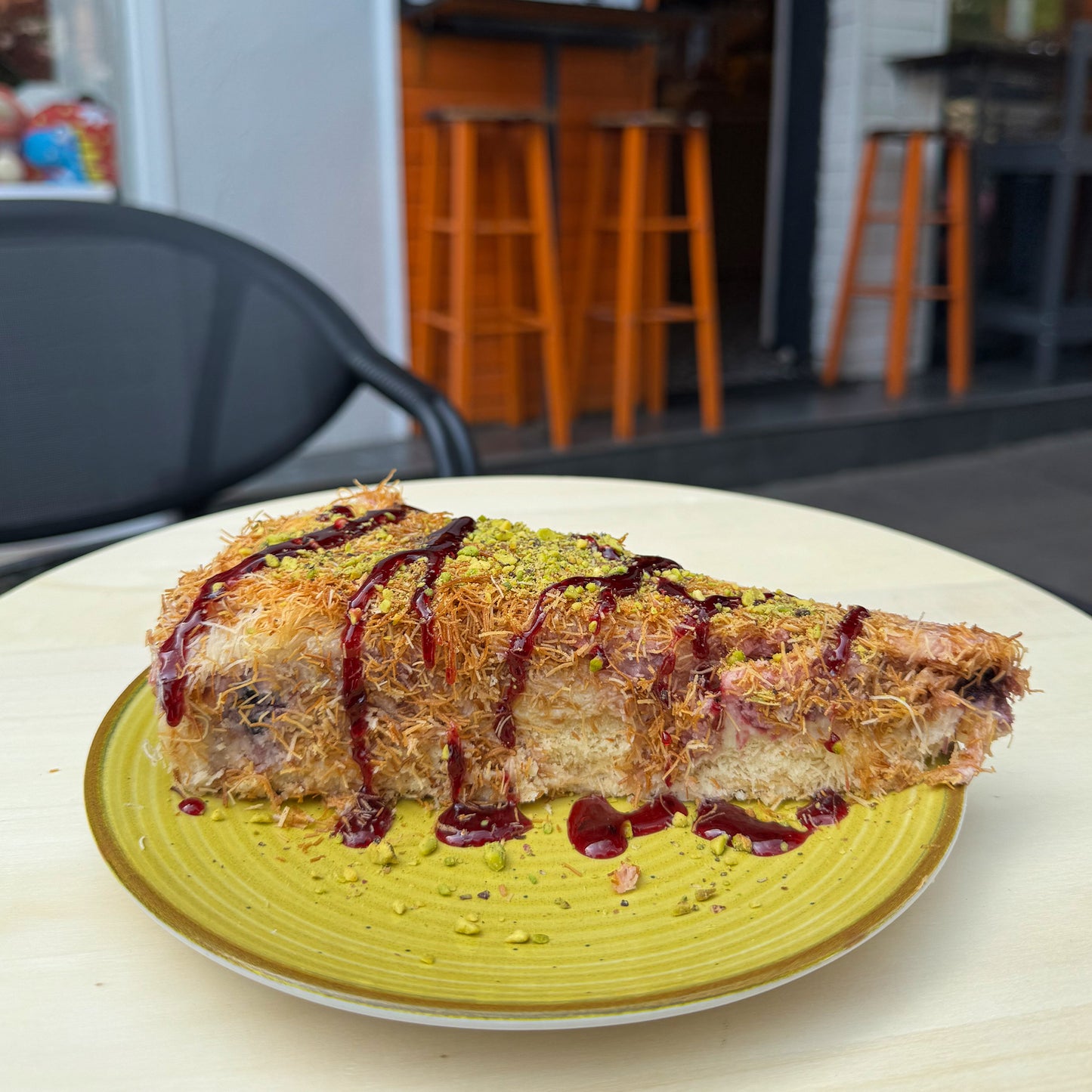 Knafeh Egiptean cu fructe de padure