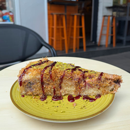 Knafeh Egiptean cu fructe de padure