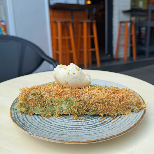 Knafeh egiptean cu branza, fistic si inghetata