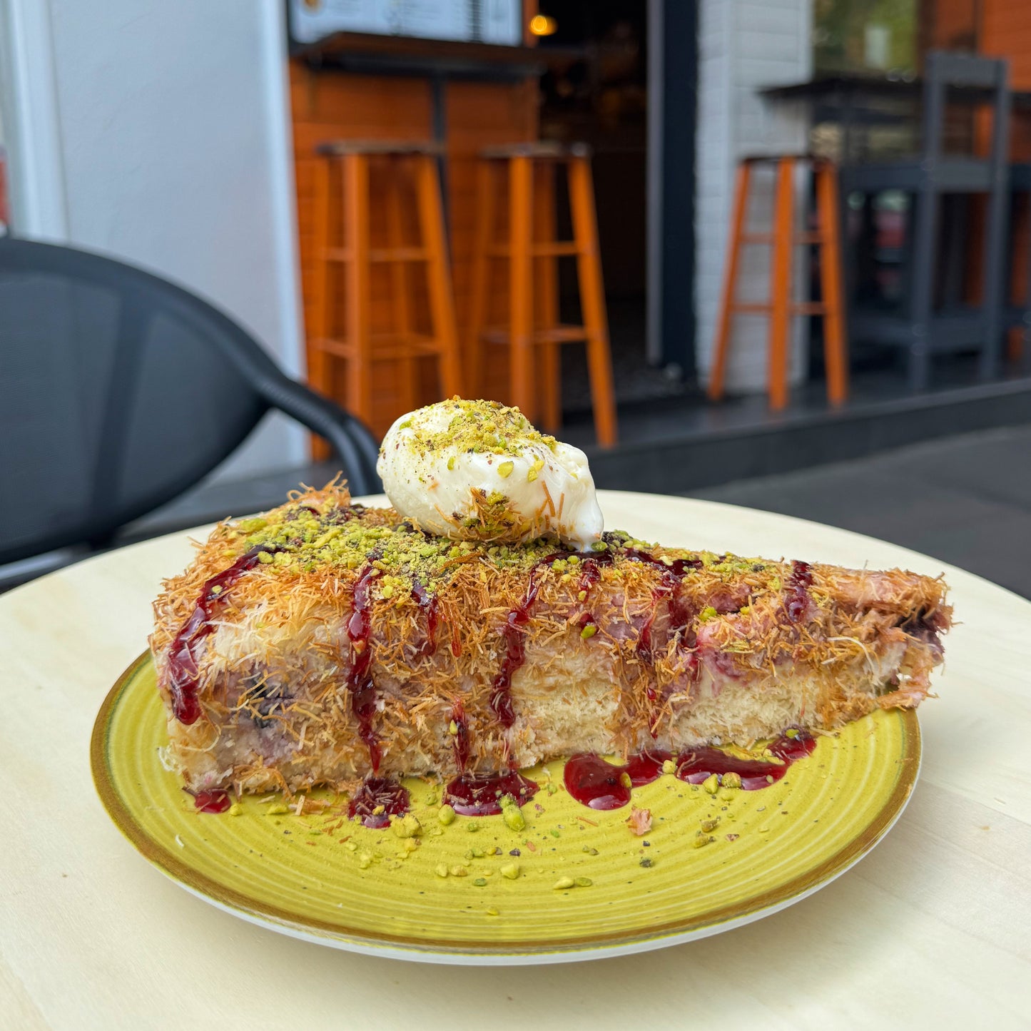 Knafeh Egiptean cu fructe de padure si inghetata