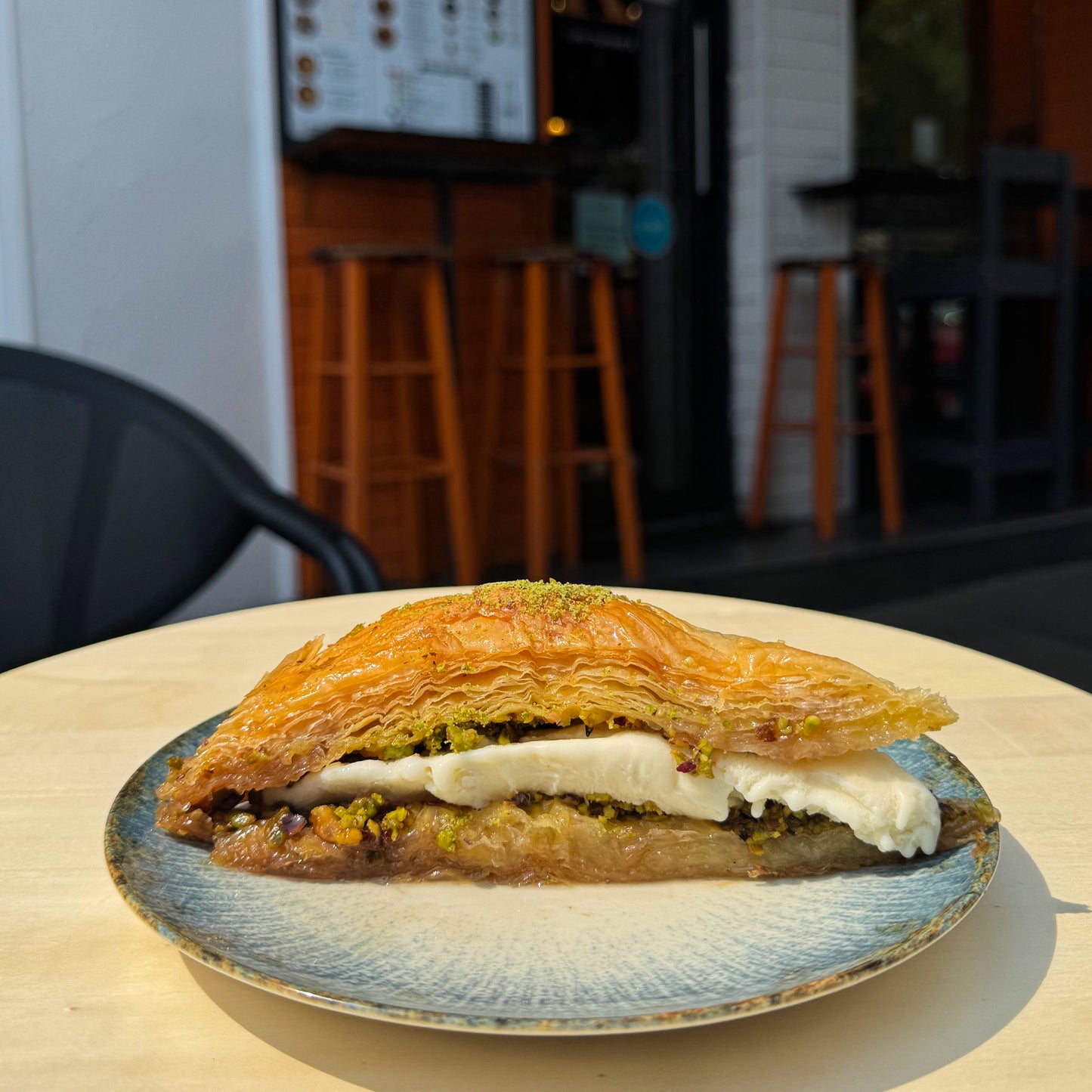 Baklava cu fistic si inghetata